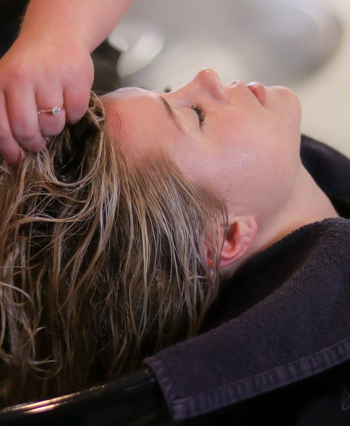 Le CBD et la santé des cheveux : réduction de la chute et stimulation de la croissance - HerBeevor