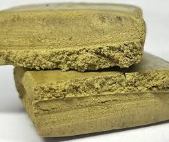 Résine CBD Tropical Zest de qualité premium, avec une texture douce et friable. Profitez d’une expérience riche en saveurs exotiques avec Herbeevor