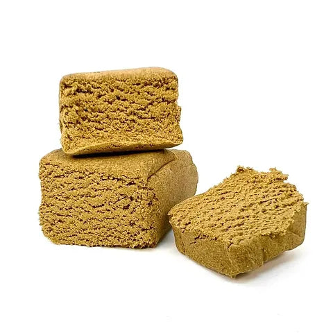 Résine CBD Red Berry - Hash premium au goût fruité et doux, issu d'un extrait naturel de chanvre légal. Texture malléable et concentration optimisée pour une expérience de détente profonde. Disponible chez Herbeevor.