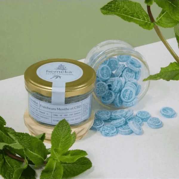 Bonbons fraîcheur menthe et CBD Hemeka, confectionnés en France avec des ingrédients naturels. Offrent une sensation de fraîcheur intense et une relaxation douce grâce au CBD. Parfaits pour une haleine fraîche et un moment de bien-être naturel.