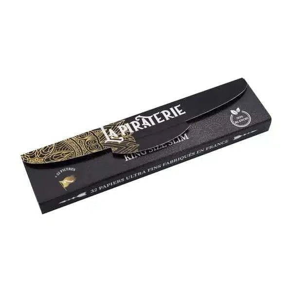 Feuilles à rouler King Size Slim avec filtres intégrés de la marque La Piraterie. Papier non blanchi ultra fin, fabriqué en France pour une combustion lente et pure.