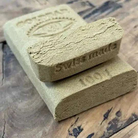 Résine CBD Lemon GoldBar 420, issue d'une fabrication suisse premium. Texture moelleuse et arôme citronné puissant. Disponible chez Herbeevor.